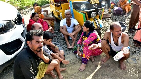 ट्रेनमध्ये आग लागल्याचं समजताच शेकडो प्रवाशांनी आहे त्या स्थितीत रेल्वेबाहेर उड्या टाकल्या. सुदैवाने रेल्वे थांबलेली असल्याने मोठा अनर्थ टळला. ट्रेनमध्ये आग लागल्याचं समजताच शेकडो प्रवाशांनी आहे त्या स्थितीत रेल्वेबाहेर उड्या टाकल्या. सुदैवाने रेल्वे थांबलेली असल्याने मोठा अनर्थ टळला.