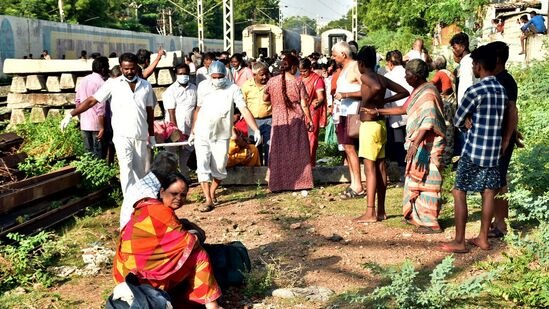 रेल्वेत लागलेल्या आगीत २० प्रवासी होरपळले असून त्यांना उपचारासाठी नजीकच्या रुग्णालयात दाखल करण्यात आलं आहे. मदुराई यार्ड येथे खाजगी डब्यात आग लागल्यानंतर मोठी खळबळ उडाली. रेल्वेत लागलेल्या आगीत २० प्रवासी होरपळले असून त्यांना उपचारासाठी नजीकच्या रुग्णालयात दाखल करण्यात आलं आहे. मदुराई यार्ड येथे खाजगी डब्यात आग लागल्यानंतर मोठी खळबळ उडाली.