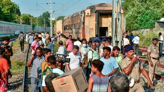 काही महिन्यांपूर्वीच ओडिशातील बालासोर येथे भयंकर रेल्वे अपघात झाला होता. त्यानंतर आता तामिळनाडूत रेल्वेत भीषण आग लागल्याने खळबळ उडाली आहे. जवानांनी आगीवर नियंत्रण मिळवलं असून परिसरात कूलिंगचं काम हाती घेण्यात आलं आहे.