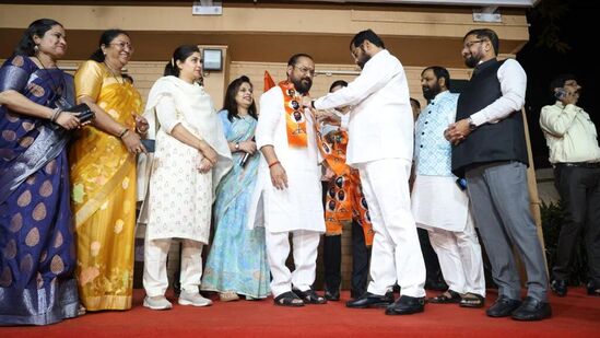 ठाकरे गटातील माजी आमदाराचा शिवसेनेत प्रवेश . 