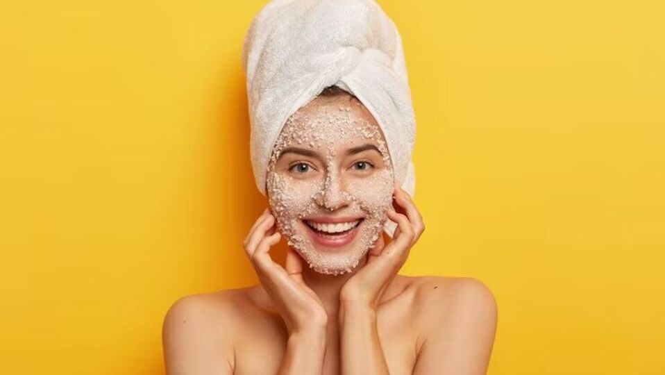 Skin Care Tips त्वचेवर नैसर्गिक ग्लो हवाय? तांदळाच्या पिठापासून बनवा स्क्रब!how to make scrub