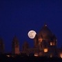<p>जगभरातील संस्कृतींमध्ये ब्लू मून हा खगोलशास्त्रीय चमत्कार मानला जातो.&nbsp;</p>