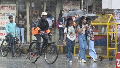 Maharashtra Rain Updates : गेल्या महिन्याभरापासून गायब असलेल्या पावसाने अखेर मंगळवारी रात्री उशिरापासून मुंबईतील अनेक ठिकाणी बसरण्यास सुरुवात केली आहे. त्यामुळं मुंबईकरांना मोठा दिलासा मिळाला आहे.