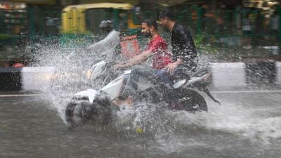 Mumbai Rain and Weather Update : त्यानंतर आता मुंबई, ठाण्यासह उपनगरांच्या भागात येत्या तीन ते चार तासांत पावसाचा जोर वाढणार असल्याचा अंदाज हवामान खात्याकडून वर्तवण्यात आला आहे.