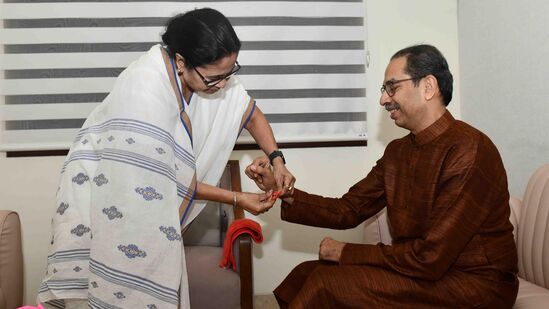 मातोश्री बंगल्यावर पोहचताच मुख्यमंत्री ममता बॅनर्जी यांनी माजी मुख्यमंत्री उद्धव ठाकरेंना राखी बांधत नव्या नात्याला सुरुवात केली आहे. <p>मातोश्री बंगल्यावर पोहचताच मुख्यमंत्री ममता बॅनर्जी यांनी माजी मुख्यमंत्री उद्धव ठाकरेंना राखी बांधत नव्या नात्याला सुरुवात केली आहे.</p>