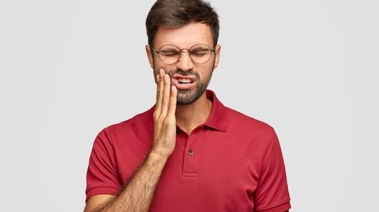 दातदुखी म्हणजे तुमच्या दात किंवा दाताच्या आजूबाजूच्या भागात दुखणे होय. किरकोळ दातदुखी तात्पुरत्या हिरड्यांच्या जळजळीमुळे होऊ शकते ज्यावर तुम्ही घरी उपचार करू शकता,” असे डॉ डिंपल जांगडा, आयुर्वेद आणि गट हेल्थ कोच यांनी त्यांच्या अलीकडील इंस्टाग्राम पोस्टमध्ये म्हटले आहे. त्यांनी काही नैसर्गिक उपाय सांगितले जे दातदुखी कमी करण्यास मदत करू शकतात.