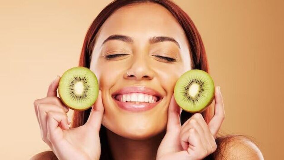 Kiwi Facepack त्वचेवर इंस्टंट ग्लो मिळवण्यासाठी लावा किवी फेस पॅक, ही