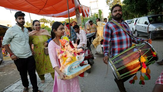 Ganesh Chaturthi 2023 : देशातील अनेक शहरांमध्ये गणेशोत्सवाची धुम पाहायला मिळत आहे. भाविकांनी मोठ्या उत्साहात आणि जल्लोषात गणरायाचं स्वागत केलं आहे.