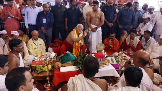 जय गणेश... गणपती बाप्पा मोरया... मंगलमूर्ती मोरया... च्या जयघोषासोबतच जय श्रीराम, जय श्रीराम च्या नादघोषात श्री हनुमान रथातून निघालेल्या दिमाखदार आगमन मिरवणुकीने वाजत गाजत अयोध्येतील श्रीराम मंदिर प्रतिकृतीत दगडूशेठचे गणपती बाप्पा विराजमान झाले.&nbsp;