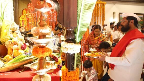 मुख्यमंत्री एकनाथ शिंदे यांनी मुंबईतील वर्षा या शासकीय निवासस्थानी गणरायाची पूजा केली आहे. राज्यातील जनतेच्या सुख आणि शांतीसाठी मुख्यमंत्र्यांनी बाप्पाला साकडं घातलं आहे. <p>मुख्यमंत्री एकनाथ शिंदे यांनी मुंबईतील वर्षा या शासकीय निवासस्थानी गणरायाची पूजा केली आहे. राज्यातील जनतेच्या सुख आणि शांतीसाठी मुख्यमंत्र्यांनी बाप्पाला साकडं घातलं आहे.</p>