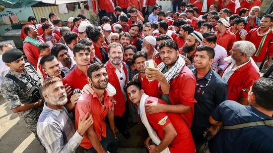 फोटोंमध्ये&nbsp;राहुल गांधी&nbsp;हमालांची ओळख असलेला&nbsp;लाल रंगाचा&nbsp;शर्ट&nbsp;परिधान करून डोक्यावरून सामान वाहताना दिसले.&nbsp;राहुल&nbsp;गांधींनी हमालांच्या सोबत बसून त्यांच्या समस्या जाणून घेतल्या. यावेळी हमालांच्या चेहऱ्यावरील आनंद स्पष्ट दिसत होता. त्यांनी राहुल सोबत सेल्फीही घेतली.