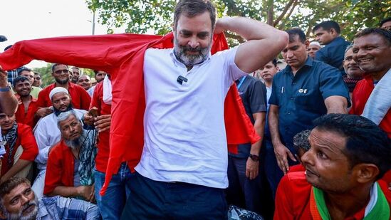 त्याचबरोबर यूथ काँग्रेसनेही ट्वीट करत म्हटले आहे की,&nbsp;"सर्व दुनियेचे ओझे आपल्या डोक्यावर उचलणाऱ्या लोकांच्या मनातील ओझे हलके करण्यासाठी राहुल गांधी आनंद विहार रेल्वे स्टेशन पोहोचले"&nbsp;