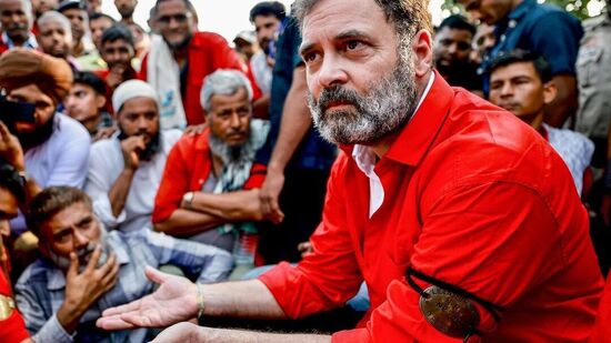 हमालांशी संवाद साधतानाचे&nbsp;फोटो राहुल गांधी&nbsp;यांनी&nbsp;इंस्टाग्रामवर शेअर केले आहेत. त्याच्या कॅप्शनमध्ये&nbsp;राहुल गांधी&nbsp;यांनी लिहिले आहे की,&nbsp;"खूप काळापासून माझ्या मनात हमालांना भेटण्याची इच्छा होती. त्यांनीही मला मोठ्या प्रमाणे बोलावले होते.&nbsp;भारताच्या मेहनती बांधवांची&nbsp;इच्छा&nbsp;कोणत्याही परिस्थितीत पूर्ण होणारच होती.&nbsp;"&nbsp;