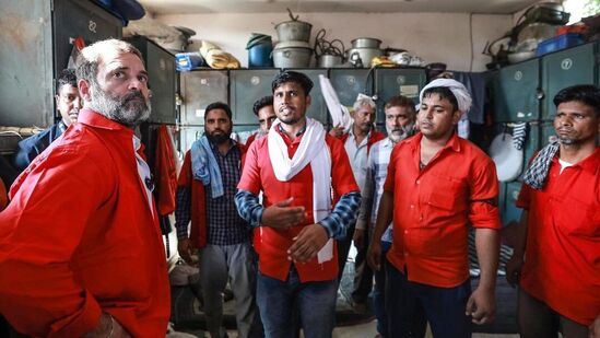 आनंद विहार रेल्वे स्टेशनमधील एका हमालाने राहुल गांधी यांच्या भेटीनंतर माध्यमांसमोर म्हटले की, ज्या प्रकारे राहुल गांधी आज अचानक आनंद विहार रेल्वे स्टेशन पोहोचले त्याचप्रमाणे २०२४ मध्ये ते अचानक पंतप्रधान बनतील.&nbsp;