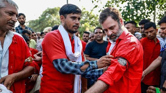 हमालांनी राहुल गांधींच्या दंडावर कुलीचा बिल्ला बांधला. त्यावर ७५६ नंबर होता. म्हणजे राहुल आज ७५६ नंबरचे हमाल बनले.&nbsp;