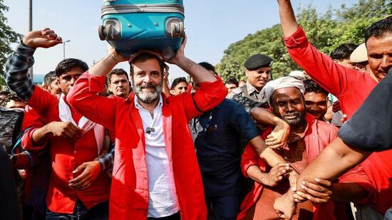 काँग्रेस नेते राहुल गांधी&nbsp;वेळोवेळी सामान्य लोकांमध्ये मिसळून त्यांच्याची संवाद साधतात. आज&nbsp;राहुल गांधी दिल्लीतील&nbsp;आनंद विहार रेल्वे&nbsp;स्टेशनवर जाऊन हमालांशी संवाद साधला. यावेळी&nbsp;राहुल गांधींनी कुलींची ओळख असलेला लाल रंगाची&nbsp;शर्ट&nbsp;&nbsp;परिधान करून&nbsp;सूटकेस&nbsp;डोक्यावर ठेऊन चालताना दिसून आले.&nbsp;राहुल&nbsp;गांधींनी हमालांशी संवाद साधत त्यांच्या समस्या ऐकून घेतल्या.&nbsp;