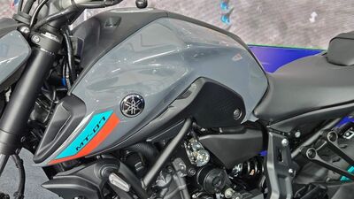 Yamaha च्या या नवीन बाइकमध्ये असलेल्या १५ mm रुंदीच्या हँडबारमुळे दुचाकीचा रुबाब आणखी उठून दिसतो. बाइकमध्ये असलेल्या उच्च तीव्रतेच्या एलइडी टर्न सिग्नल लाइट्समुळे एकदम मॉडर्न आणि कॉम्पॅक्ट लूक प्राप्त होतो.