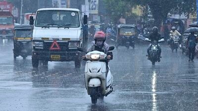 Mumbai Weather Report : मुंबईसह कोकणात पुढील काही तासांमध्ये सोसाट्याच्या वाऱ्यांसह मध्यम ते तीव्र पावसाचा अंदाज आहे. त्यामुळं मुंबईकरांनी निर्जनस्थळी थांबू नये, असं आवाहन करण्यात येत आहे.