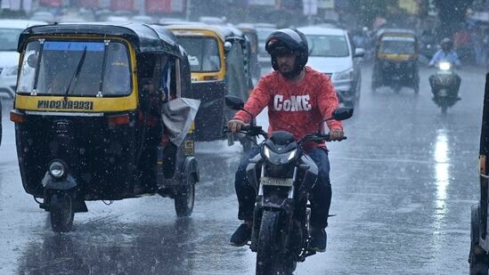 Maharashtra Rain Update : गणपती विसर्जनाची तयारी सुरू असतानाच आता राज्यातील बहुतांश भागांमध्ये मुसळधार पाऊस सुरू आहे. कोकणासह मुंबईतील अनेक ठिकाणी पावसाने जोरदार बॅटिंग केली आहे.