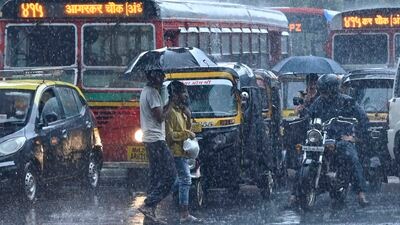 Mumbai Rain Update Live : मुंबई, ठाणे, पालघर, नवी मुंबई आणि कोकणात पुढील दोन तीन दिवसांत वीजांच्या कडकडाटांसह जोरदार पाऊस होणार असल्याचा अंदाज हवामान खात्याकडून वर्तवण्यात आला आहे.