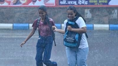 गेल्या काही दिवसांपासून मुंबईतील काही ठिकाणी रिमझिम पाऊस होत आहे. परंतु आता पुढील काही तासांमध्ये जोरदार पावसाची शक्यता वर्तवण्यात आल्याने मुंबईतील सार्वजनिक वाहतूक व्यवस्थेवर त्याचा मोठा परिणाम होणार आहे.