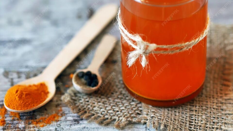 Health Care काळी मिरी आणि हळदीपासून बनवलेलं हे पेय प्या, अनेक आरोग्य समस्या होतील दूर!drink