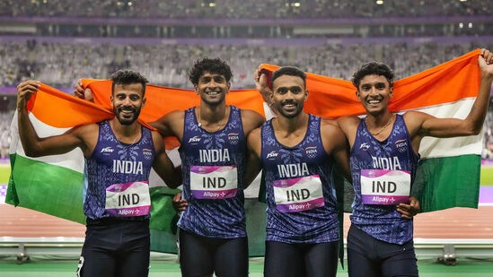 राजेश रमेश, मोहम्मद अजमल वरियाथोडी, अमोज जेकब आणि मुहम्मद अनास याहिया यांनी पुरुषांच्या ४०० मीटर रिले स्पर्धेच्या अंतिम फेरीत सुवर्ण जिंकले. <p>राजेश रमेश, मोहम्मद अजमल वरियाथोडी, अमोज जेकब आणि मुहम्मद अनास याहिया यांनी पुरुषांच्या ४०० मीटर रिले स्पर्धेच्या अंतिम फेरीत सुवर्ण जिंकले.</p>