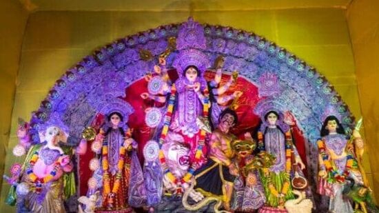 यंदा नवरात्री १५ ऑक्टोबरला सुरू होत असून २३ ऑक्टोबरपर्यंत चालणार आहे. नवरात्रीच्या काळात लोक दुर्गा देवीच्या स्वागतासाठी अनेक गोष्टी केल्या जातात. घर स्वच्छ केलं जातं. सजावट केली जाते. स्वच्छतेशिवाय भक्तीचं फळ मिळत नाही, असं म्हटलं जातं. त्यामुळं घटस्थापना करण्याआधी घराची स्वच्छता करणं अत्यंत महत्त्वाचं आहे.