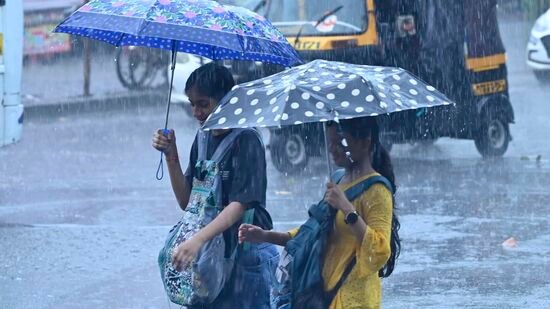 Maharashtra Weather Update : सप्टेंबर महिन्याच्या दुसऱ्या आणि तिसऱ्या आठवड्यात राज्यातील बहुतांश जिल्ह्यांत दमदार पावसाने हजेरी लावली आहे. त्यामुळं सामान्यांसह शेतकऱ्यांना मोठा दिलासा मिळालाय.