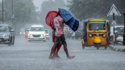 Maharashtra Rain Update : Mumbai Rain Updates : सप्टेंबर महिन्यात तिसऱ्या आणि अखेरच्या आठवड्यात राज्यातील बहुतांश जिल्ह्यात धुंवाधार पावसाने हजेरी लावली. त्यानंतर आता मान्सूनच्या परतीच्या प्रवासाला सुरुवात झाली आहे.