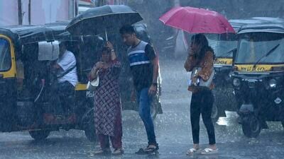 Mumbai Weather Update : उत्तरेकडील राज्यानंतर आता महाराष्ट्रातूनही मान्सून माघारी फिरला आहे. त्यामुळं मुंबईसह कोकणातील हवामानात मोठा बदल होत असल्याचं दिसून येत आहे.