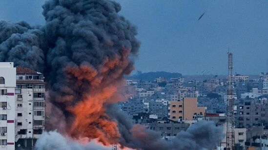 Israel Hamas War : पॅलेस्टिनी अतिरेकी संघटना हमासने इस्रायलच्या वेगवेगळ्या शहरांवर तब्बल ५ हजार रॉकेटचा मारा केला आहे. त्यामुळं किमान १५० इस्रायली नागरिकांचा मृत्यू झाला आहे. त्यानंतर आता इस्रायलने युद्धाची घोषणा केली असून इस्रायल-हमासमध्ये तुफान धुमश्चक्री सुरू झाली आहे.