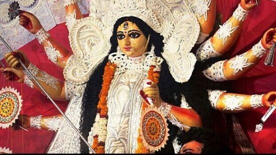 शारदीय नवरात्रीचा उत्सव काही दिवसांवर आला आहे. या काळात देवीच्या विविध अवतारांची पूजा केली जाते. हे व्रत करताना काही नियमांचं पालन केल्यास देवी भक्तावर प्रसन्न होते. जाणून घेऊया नेमकं काय करायला हवं आणि काय टाळायला हवं?