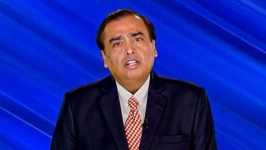 Mukesh Ambani : भारतातील श्रीमंत व्यक्तिंच्या यादीत रिलायन्स इंडस्ट्रीजचे प्रमुख, उद्योगपती मुकेश अंबानी यांनी पटकावले आहे. मुकेश अंबानी आणि त्यांच्या कुटुंबाकडे तब्बल ८ लाख कोटी रुपयांची संपत्ती आहे. अंबानी यांच्याकडे असलेल्या संपत्तीची निर्मिती प्रामुख्याने पेट्रोकेमिकल्स, रिफायनिंग आणि तेल क्षेत्रातून मिळते. ते कंपनीतील सर्वात मोठे भागधारक आहे.&nbsp;