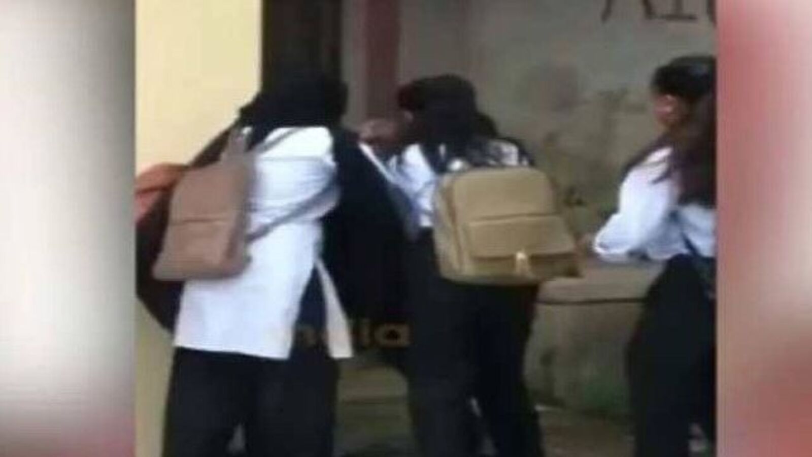 Islapmur news : एका बॉयफ्रेंडसाठी दोघी भिडल्या! विद्यालयासमोर उपटल्या  एकमेकींच्या झिंझ्या; लाथा बुक्क्यांनी केली मारहाण-two girls fight over one  boyfriend in ...