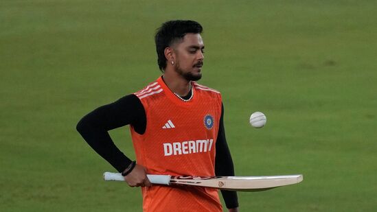 सर्वोत्तम क्षेत्ररक्षकांच्या यादीत विराटशिवाय भारताचा इशान किशन १०व्या स्थानावर आहे. त्याचे १३ रेटिंग गुण आहेत. पाकिस्तानचा शादाब खान (१५.१३ गुण), ऑस्ट्रेलियाचा ग्लेन मॅक्सवेल (१५ गुण), अफगाणिस्तानचा रहमत शाह (१३.७७ गुण), न्यूझीलंडचा मिचेल सँटनर (१३.२८ गुण) आणि पाकिस्तानचा फखर जमान (१३.०१) अनुक्रमे पाचव्या ते नवव्या स्थानावर आहेत. सर्वोत्तम क्षेत्ररक्षकांच्या यादीत विराटशिवाय भारताचा इशान किशन १०व्या स्थानावर आहे. त्याचे १३ रेटिंग गुण आहेत. पाकिस्तानचा शादाब खान (१५.१३ गुण), ऑस्ट्रेलियाचा ग्लेन मॅक्सवेल (१५ गुण), अफगाणिस्तानचा रहमत शाह (१३.७७ गुण), न्यूझीलंडचा मिचेल सँटनर (१३.२८ गुण) आणि पाकिस्तानचा फखर जमान (१३.०१) अनुक्रमे पाचव्या ते नवव्या स्थानावर आहेत.