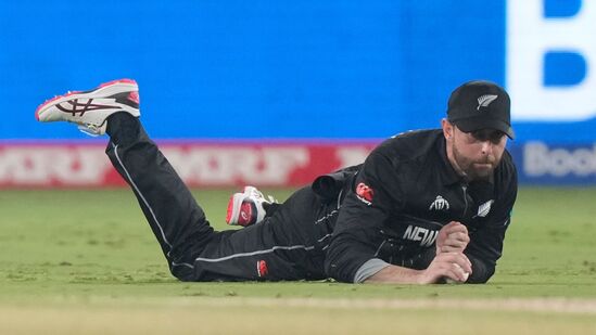 न्यूझीलंडचा सलामीवीर डेव्हन कॉन्वेने सध्याच्या विश्वचषकात फलंदाजीसोबतच क्षेत्ररक्षणातही दमदार कामगिरी करून दाखवली आहे. त्याने ३ सामन्यात ४ झेल घेतले आहेत. आयसीसीच्या सर्वोत्तम क्षेत्ररक्षकांच्या यादीत कॉन्वे चौथ्या क्रमांकावर आहे. कॉनवेचा रेटिंग पॉइंट १५.५४ आहे. न्यूझीलंडचा सलामीवीर डेव्हन कॉन्वेने सध्याच्या विश्वचषकात फलंदाजीसोबतच क्षेत्ररक्षणातही दमदार कामगिरी करून दाखवली आहे. त्याने ३ सामन्यात ४ झेल घेतले आहेत. आयसीसीच्या सर्वोत्तम क्षेत्ररक्षकांच्या यादीत कॉन्वे चौथ्या क्रमांकावर आहे. कॉनवेचा रेटिंग पॉइंट १५.५४ आहे.