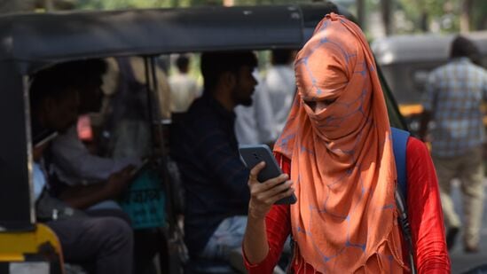 येत्या काही दिवसांत तेज चक्रिवादळ मुंबईसह कोकणच्या किनारी भागांमध्ये धडकणार आहे. त्यामुळं मुंबईसह किनारी भागातील तापमानात मोठी वाढ होणार असल्याचा अंदाज हवामान खात्याकडून वर्तवण्यात आला आहे. त्यामुळं नागरिकांना काळजी घेण्याचं आवाहन करण्यात येत आहे. येत्या काही दिवसांत तेज चक्रिवादळ मुंबईसह कोकणच्या किनारी भागांमध्ये धडकणार आहे. त्यामुळं मुंबईसह किनारी भागातील तापमानात मोठी वाढ होणार असल्याचा अंदाज हवामान खात्याकडून वर्तवण्यात आला आहे. त्यामुळं नागरिकांना काळजी घेण्याचं आवाहन करण्यात येत आहे.