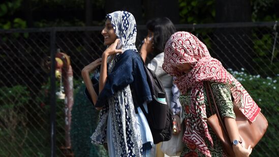 Mumbai Weather Updates : उत्तरेकडील राज्यांसह महाराष्ट्रातून मान्सून माघारी परतला आहे. त्यामुळं राज्यातील अनेक शहरांच्या हवामानात मोठा बदल होत असल्याचं दिसून येत आहे. Mumbai Weather Updates : उत्तरेकडील राज्यांसह महाराष्ट्रातून मान्सून माघारी परतला आहे. त्यामुळं राज्यातील अनेक शहरांच्या हवामानात मोठा बदल होत असल्याचं दिसून येत आहे.