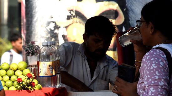 हवामानात बदल होत असतानाच आता मुंबईकरांचा घाम काढणारी बातमी समोर आली आहे. पुढील काही दिवसांत ठाण्यासह मुंबईतील अनेक ठिकाणी उष्णतेत वाढ होणार आहे. परिणामी मुंबईकरांना उकाड्याचा सामना करावा लागणार आहे. हवामानात बदल होत असतानाच आता मुंबईकरांचा घाम काढणारी बातमी समोर आली आहे. पुढील काही दिवसांत ठाण्यासह मुंबईतील अनेक ठिकाणी उष्णतेत वाढ होणार आहे. परिणामी मुंबईकरांना उकाड्याचा सामना करावा लागणार आहे.