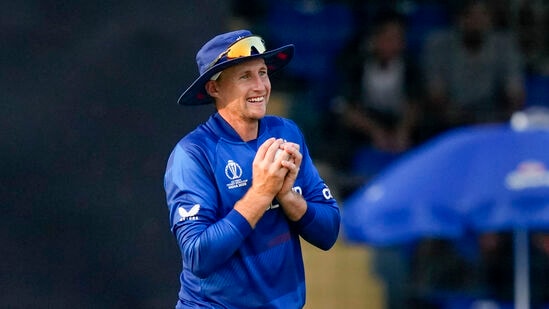 विराट कोहलीनंतर इंग्लंडचा जो रूट दुसऱ्या स्थानावर आहे. सध्या सुरू असलेल्या विश्वचषक स्पर्धेतील 3 सामन्यांमध्ये रूटने ४ झेल घेतले आहेत. रूट २१.७३ रेटिंग गुणांसह दुसऱ्या स्थानावर आहे. विराट कोहलीनंतर इंग्लंडचा जो रूट दुसऱ्या स्थानावर आहे. सध्या सुरू असलेल्या विश्वचषक स्पर्धेतील 3 सामन्यांमध्ये रूटने ४ झेल घेतले आहेत. रूट २१.७३ रेटिंग गुणांसह दुसऱ्या स्थानावर आहे.