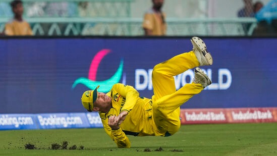 सध्याच्या विश्वचषकात क्षेत्ररक्षणात डेव्हिड वॉर्नरने संघासाठी उत्कृष्ट कामगिरी करून दाखवली आहे. त्याने ३ सामन्यात एकूण ५ झेल घेतले आहेत. उत्कृष्ट क्षेत्ररक्षकाच्या यादीत डेव्हिड वॉर्नरला २१.३२ रेटिंग गुण मिळाले आहेत. सध्याच्या विश्वचषकात क्षेत्ररक्षणात डेव्हिड वॉर्नरने संघासाठी उत्कृष्ट कामगिरी करून दाखवली आहे. त्याने ३ सामन्यात एकूण ५ झेल घेतले आहेत. उत्कृष्ट क्षेत्ररक्षकाच्या यादीत डेव्हिड वॉर्नरला २१.३२ रेटिंग गुण मिळाले आहेत.