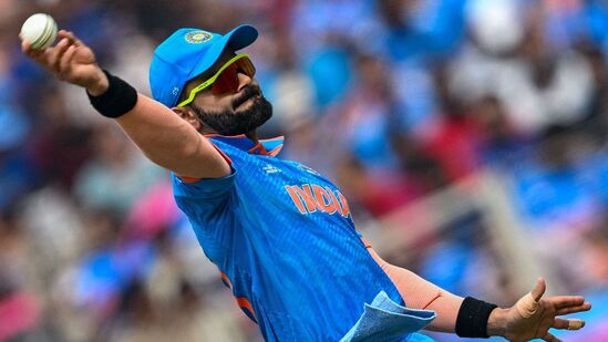 यंदाच्या विश्वचषकात विराट कोहलीने सगळ्यांनाच प्रभावित केले आहे. आयसीसीने उत्कृष्ट क्षेत्ररक्षकाच्या यादीत विराट कोहली अव्वल स्थानी आहे. विराट कोहलीने या स्पर्धेतील तीन सामन्यात तीन शानदार झेल पकडले आहेत. यामुळे विराट कोहलीला २२.३० रेटिंग गुण मिळाले आहेत. यंदाच्या विश्वचषकात विराट कोहलीने सगळ्यांनाच प्रभावित केले आहे. आयसीसीने उत्कृष्ट क्षेत्ररक्षकाच्या यादीत विराट कोहली अव्वल स्थानी आहे. विराट कोहलीने या स्पर्धेतील तीन सामन्यात तीन शानदार झेल पकडले आहेत. यामुळे विराट कोहलीला २२.३० रेटिंग गुण मिळाले आहेत.