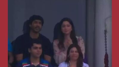 भारताचा महान क्रिकेटपटू सचिन तेंडुलकरची मुलगी सारा तेंडुलकर हा सामना पाहण्यासाठी स्टेडियममध्ये उपस्थित आहे. यावेळी सारा प्रचंड उत्साहाने टीम इंडियाला सपोर्ट करताना दिसली.