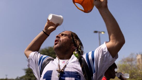 Mumbai Heat Wave : मुंबई शहरात ३३.०२ अंश सेल्सिअस इतकं तापमान नोंदवण्यात आलं आहे. कुलाबा वेधशाळेने याबाबतची माहिती दिली आहे. मुंबईसह ठाणे, नवी मुंबई आणि पालघरमध्येची उष्णतेचा पारा वाढल्याचं दिसून येत आहे.