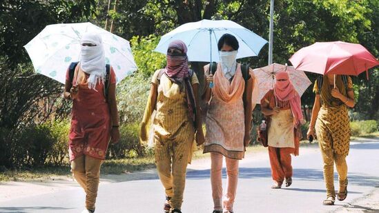 mumbai weather news today : अरबी समुद्रात चक्रिवादळ तयार झाल्याने मुंबईतील तापमानात अचानक वाढ झाली आहे. मुंबईच्या उपनगरांमध्ये सर्वाधिक ३६.०४ अंश सेल्सिअस तापमानाची नोंद सांताक्रूध वेधशाळेकडून करण्यात आली आहे.