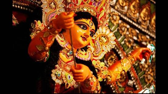 नवरात्र अर्थात आदिशक्ती दुर्गा देवील समर्पित उत्सव शारदीय नवरात्र आता काही दिवसांतच संपणार आहे. नवरात्रीची सुरुवात १५ ऑक्टोबर रोजी झाली होती. आणि २३ ऑक्टोबर रोजी संपन्न होणार आहे. २४ ऑक्टोबर रोजी सर्वत्र विजयादशमी अर्थात दसरा साजरा केला जाणार आहे.
