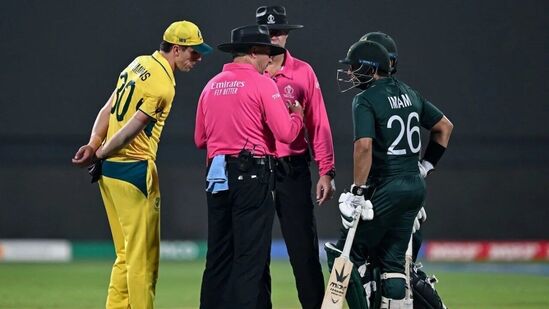 विश्वचषकातील एकाच सामन्यात दोन्ही संघांच्या सलामीवीरांनी पन्नास किंवा त्याहून अधिक धावा करण्याची ही पहिलीच वेळ आहे. &nbsp;वॉर्नर, मार्श आणि शफिक आणि इमाम यांच्या जोडीने इतिहास रचला.