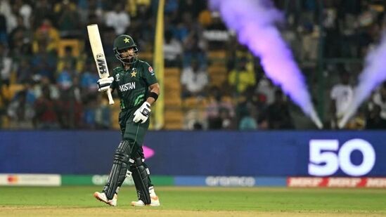 पाकिस्तानचा सलामीवीर अब्दुल्ला शफीकने ७ चौकार आणि २ षटकारांच्या मदतीने ६१ चेंडूत ६४ धावा केल्या. पाकिस्तानचा सलामीवीर अब्दुल्ला शफीकने ७ चौकार आणि २ षटकारांच्या मदतीने ६१ चेंडूत ६४ धावा केल्या.