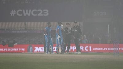 IND vs NZ 2023 : न्यूझीलंडने टीम इंडियासमोर २७४ धावांचं लक्ष्य ठेवलं आहे. प्रत्युत्तरात भारताने पाच गडी गमावत २४० धावा केल्या आहे. विराट कोहली आणि रवींद्र जडेजा क्रीझवर आहेत.
